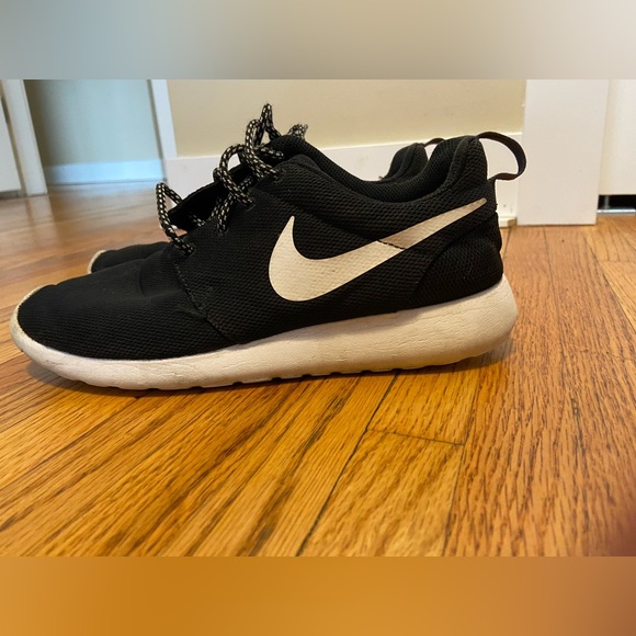 Nike Roshe Run shoes - Picture 3 of 4